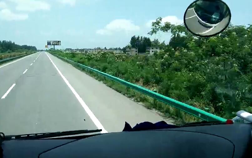 窗外的景色呼嘯而過，由于時間過半加上剛才堵車，陳師傅說：“要趕時間跑快一點了，要為收費站留出5分鐘時間來。”
