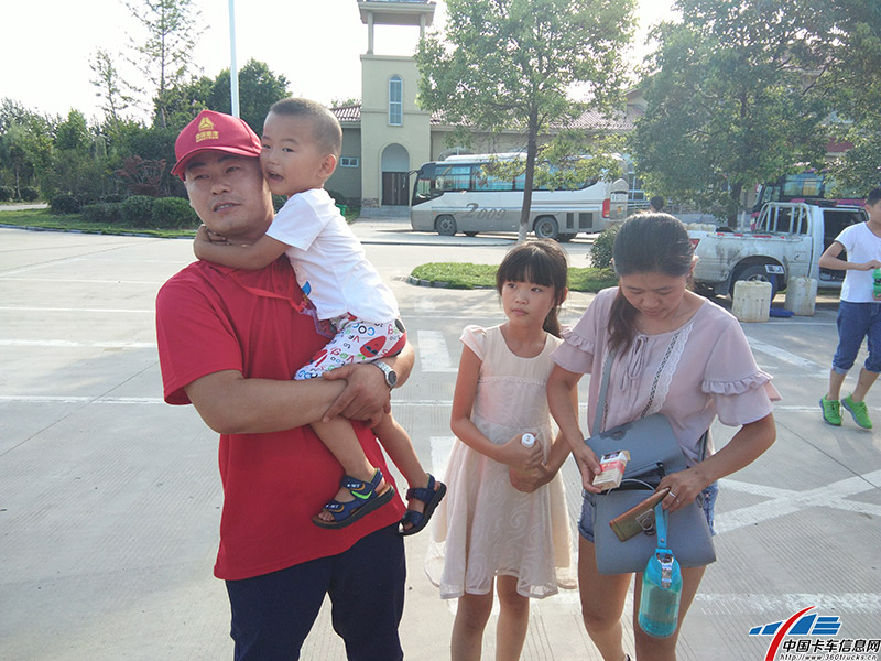 作為一個父親，即使剛才比賽再累，下車后也是第一時間抱起自己的寶貝