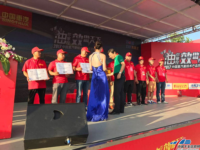 回到開幕式現(xiàn)場，領(lǐng)導(dǎo)為九位車手頒發(fā)優(yōu)秀獎！