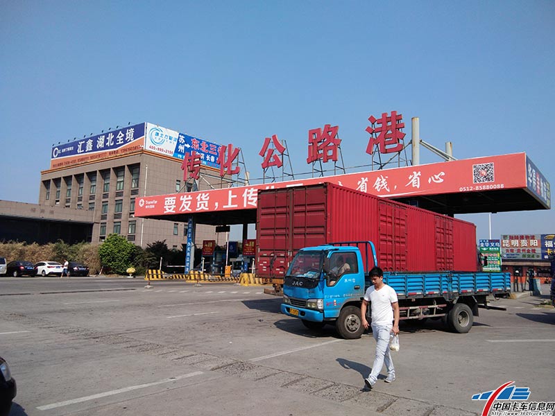 記者乘車來到蘇州的傳化公路港，今天的故事將從這里開始。