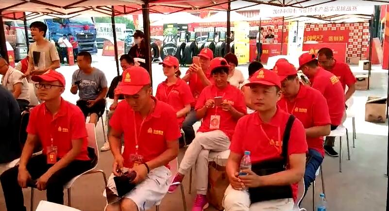現(xiàn)場溫度目前已經(jīng)達(dá)到35℃，據(jù)天氣預(yù)報(bào)報(bào)道今天最高溫度將達(dá)到40℃！可以看到選手們正用手里的工具扇風(fēng)，高溫對于比賽也將是一個(gè)巨大的挑戰(zhàn)