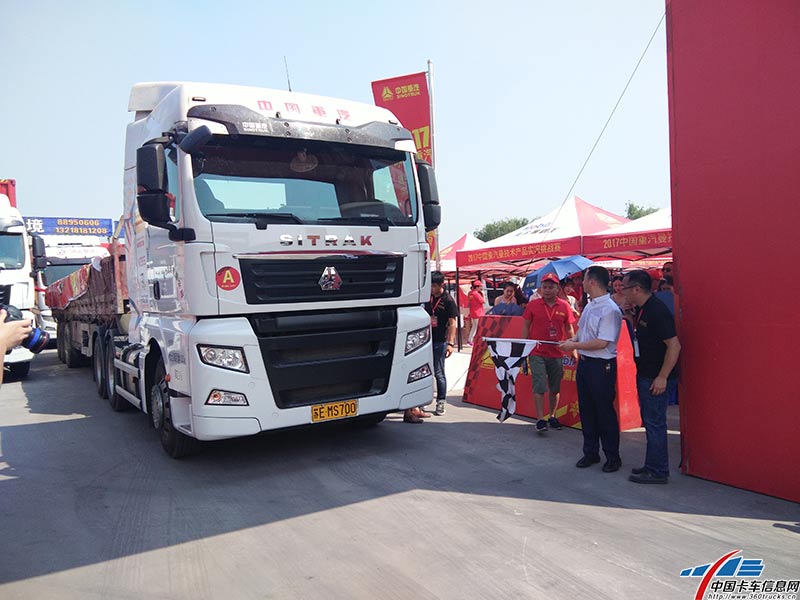 中國重汽商用車銷售部副總經(jīng)理張帆搖旗出發(fā)
