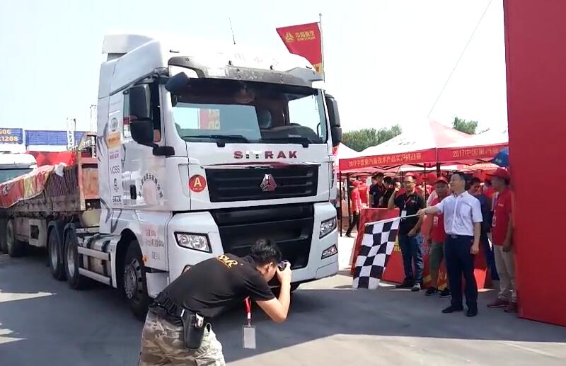 比賽用車引擎聲發(fā)出“隆隆”的聲響