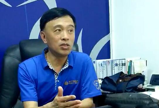 中國重汽商用車銷售部總經(jīng)理助理兼蘇浙皖大區(qū)經(jīng)理萬海說：“今年上半年的銷量已是去年全年的銷量！”