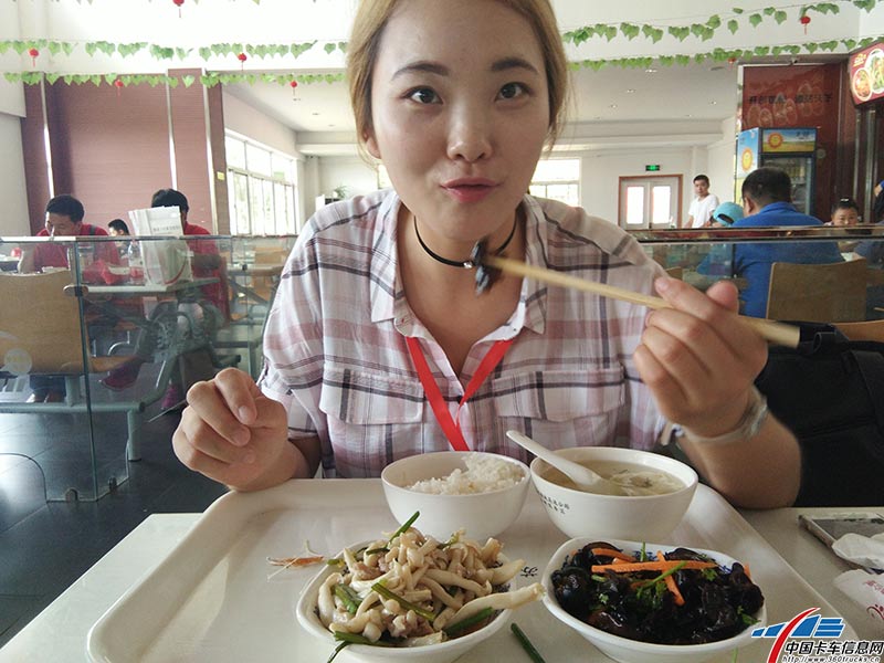 到了中飯時(shí)間，小編和本網(wǎng)美女記者一起進(jìn)餐食欲杠杠的，食物還是挺豐盛的