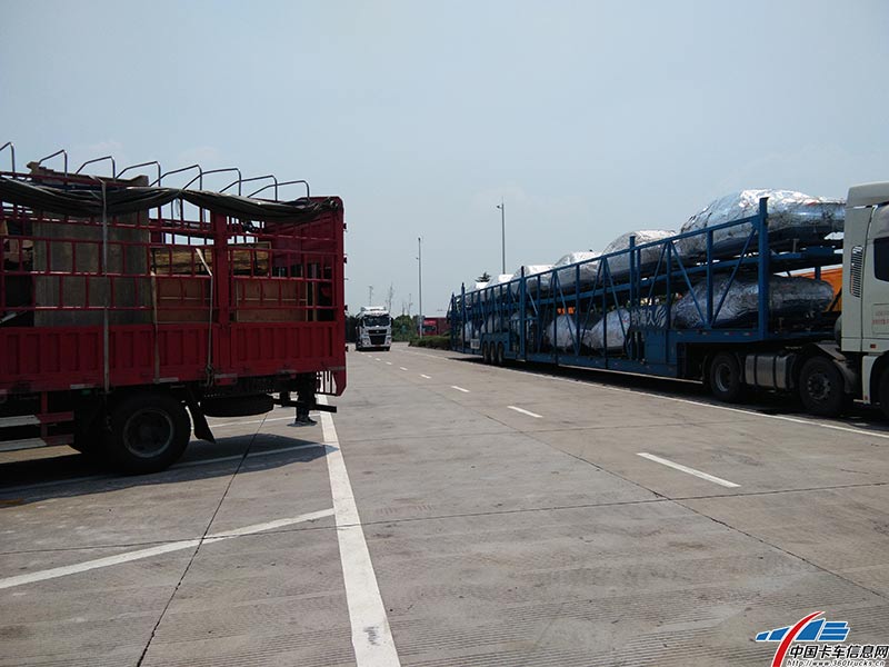 頭頂著烈日，遠(yuǎn)遠(yuǎn)看到車輛已經(jīng)出現(xiàn)在視野里