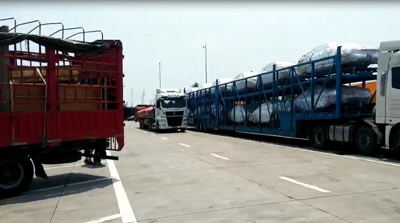 頭頂著烈日，遠(yuǎn)遠(yuǎn)看到車輛已經(jīng)出現(xiàn)在視野里