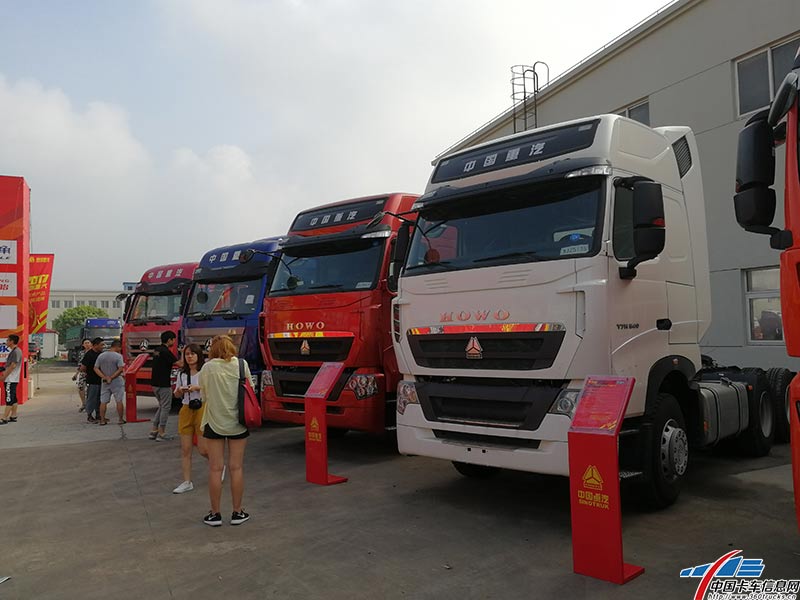 現(xiàn)場的展車，高大威猛的豪沃、豪瀚牽引車。
