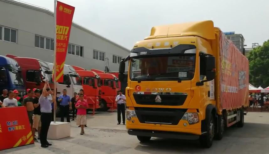 中國重汽銷售部黨委常務(wù)書記高增東搖旗發(fā)車