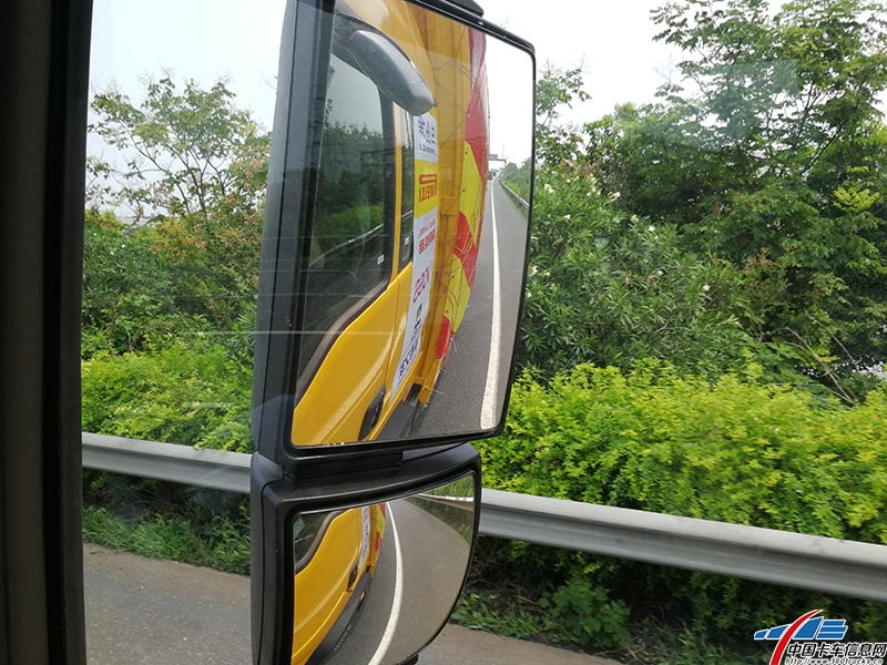 透過倒車鏡可以清晰的看到車后的情況。窗外的美景也不錯