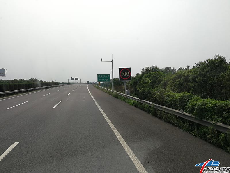 記者開玩笑說這是第一次坐重汽物流車很舒服。劉師傅笑稱：“我也是第一次開，平常主要開重卡。”正當(dāng)記者要準(zhǔn)備夸劉師傅時，劉師傅又嚴(yán)肅的說：“不對是第二次開，昨天是第一次開！”