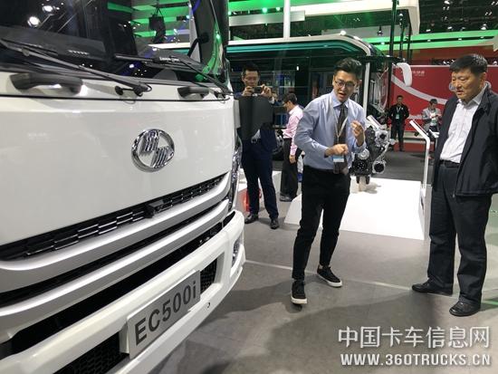 上汽集團董事王堅蒞臨躍進展臺現場考察.jpg