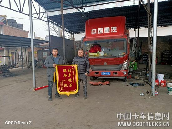服務站長劉飛飛與用戶.jpg