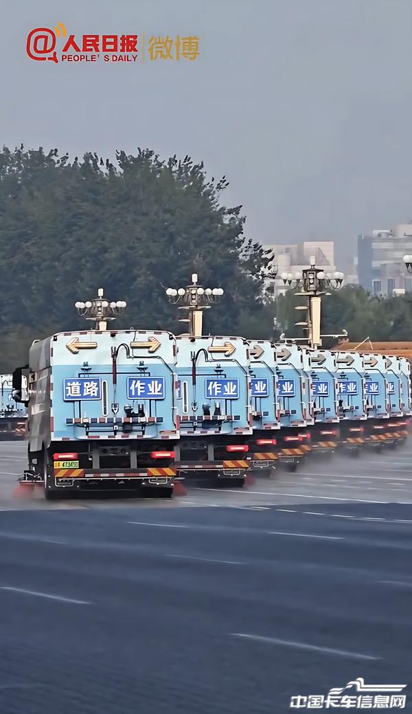2、車隊駛過長安街.jpg